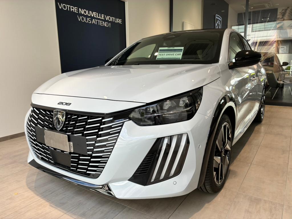 208 GT HYBRID 試乗車準備中です