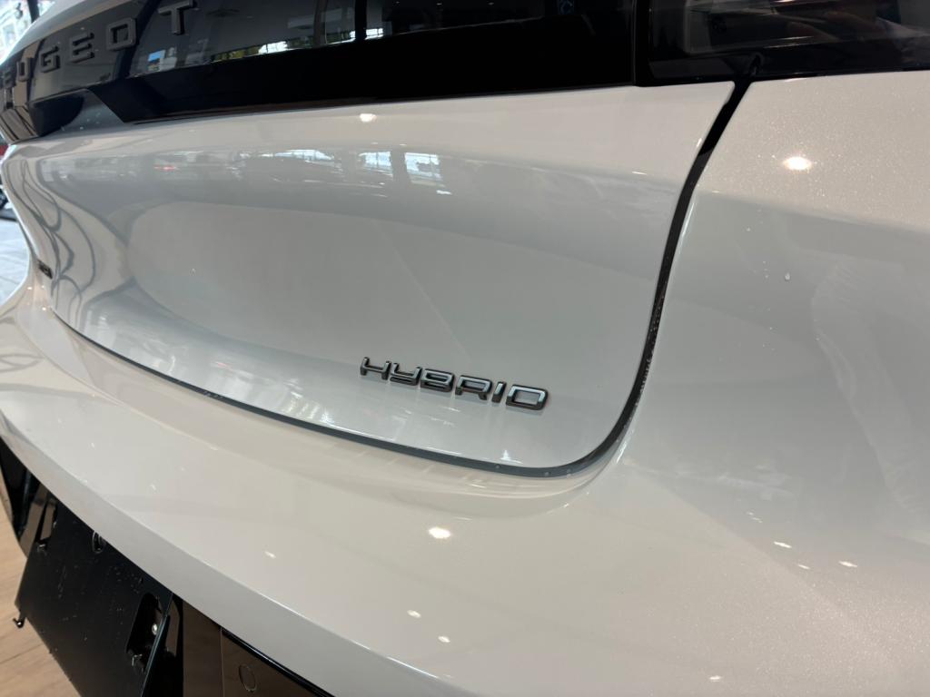 208 GT HYBRID 試乗車準備中です