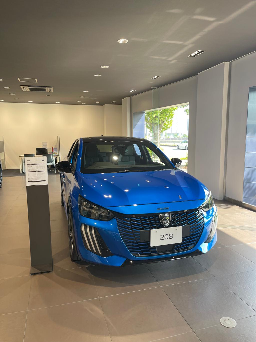 【Peugeot 208】「ヴァーディゴブルー」在庫限り！